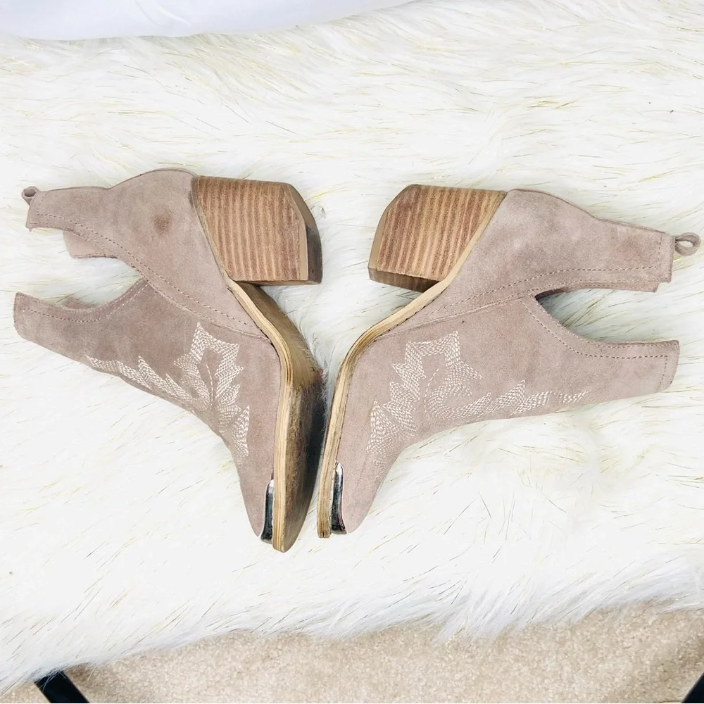 Mi.iM • Tess Faux Suede Embroidered Western Slip on Ankle boot Taupe size 6